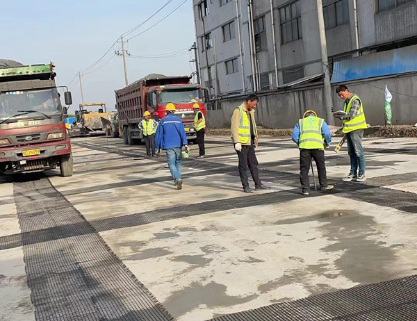 平利老材料的新故事：玻璃纤维土工格栅如何在‘白改黑’浪潮中重获新生？